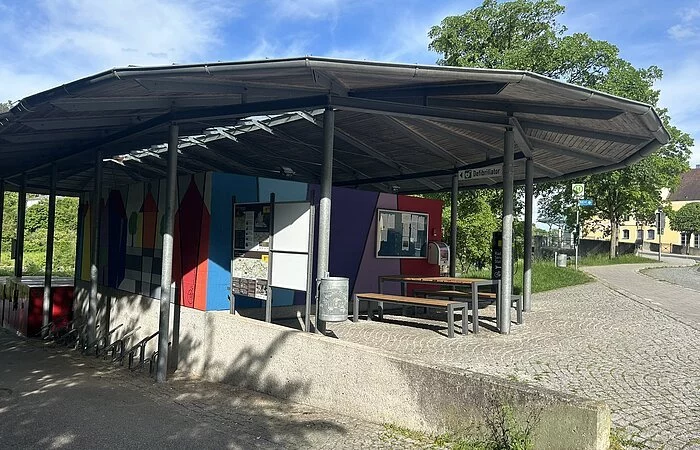 Das Gebäude mit den Toiletten, Unterstellmöglichkeiten am Parkplatz.