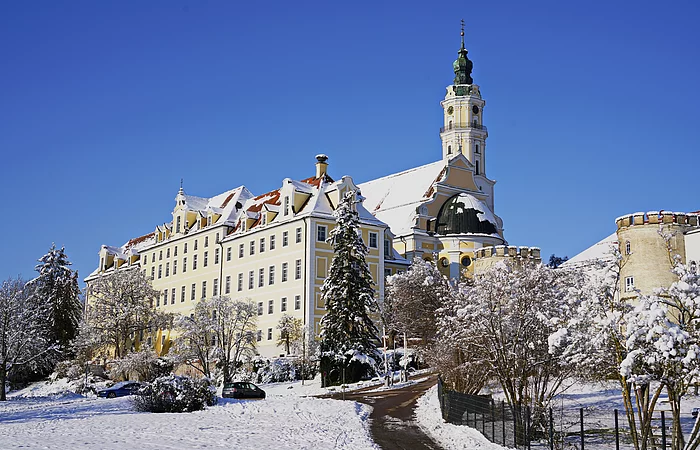 Donauwörth - Blick auf die schneebedeckte Heilig-Kreuz-Kirche und die ehem. Klosteranlage