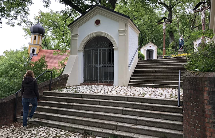Die verschiedene Stationen vom Kreuzweg führen hoch zur Kapelle.