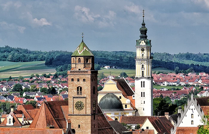 Donauwörth - Blick vom Schellenberg auf die historische Altstadt mit Tanzhaus, gotischem Liebfrauenmünster, barocker Kloster- und Wallfahrtskirche Heilig Kreuz und Fuggerhaus im Sommer