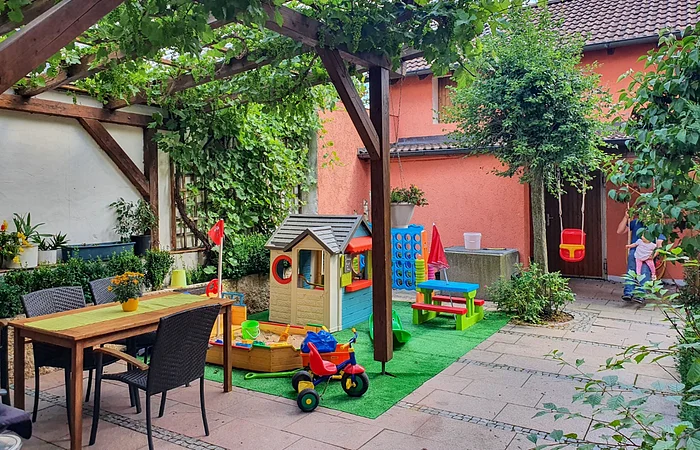 Spielplatz im Innenhof des Gasthauses Schneiderwirt