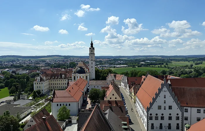 Blick auf die Dächer der Stadt und auf das Umland