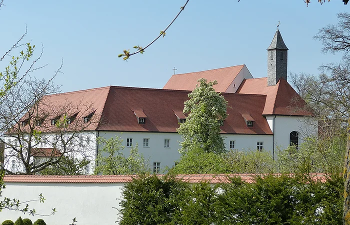 Karmelitinnenkloster von außen an einem sonnigen Tag