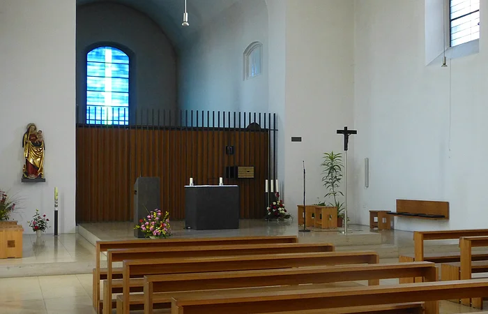 Karmelitinnenkloster von innen mit Sitzbänken und Blick in den Altarraum.