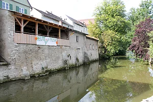 Remise des K14-Haus der Bürger in Pappenheim mit der Altmühl im Vordergrund