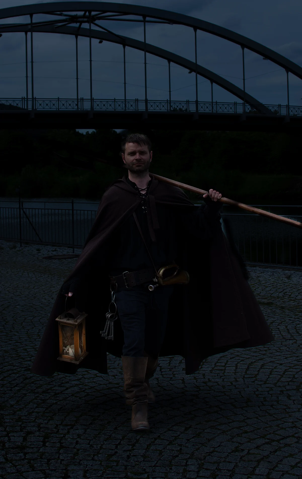 Nachtwächter Alois Nachtwächter mit Laterne vor Brücke