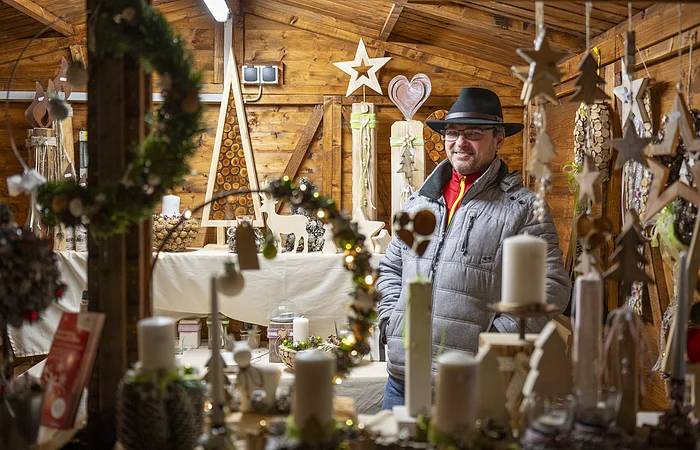 Weihnachtsdeko aus Holz in Marktbude ausgestellt.
