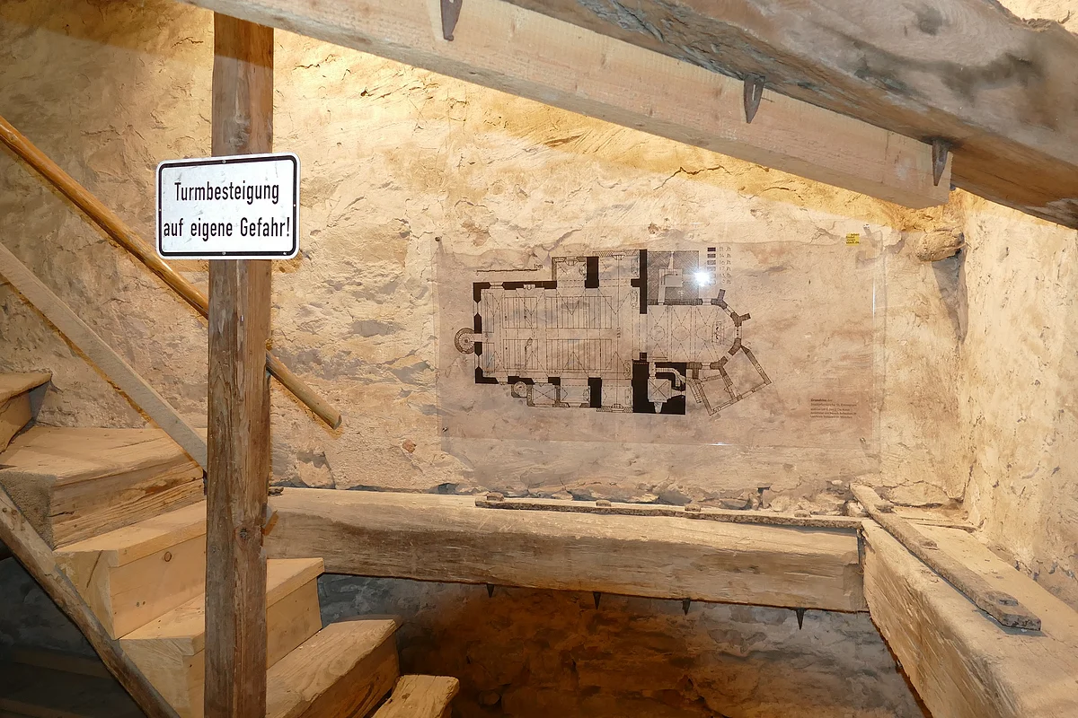 Turm St. Emmeram Der Kirchturm St. Emmeram von innen mit einem Schild "Besteigung auf eigene Gefahr"
