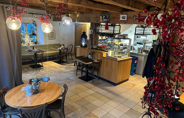 Ein Raum mit Tischen und Stühlen und Dekoration im Café Paradeis in Eichstätt