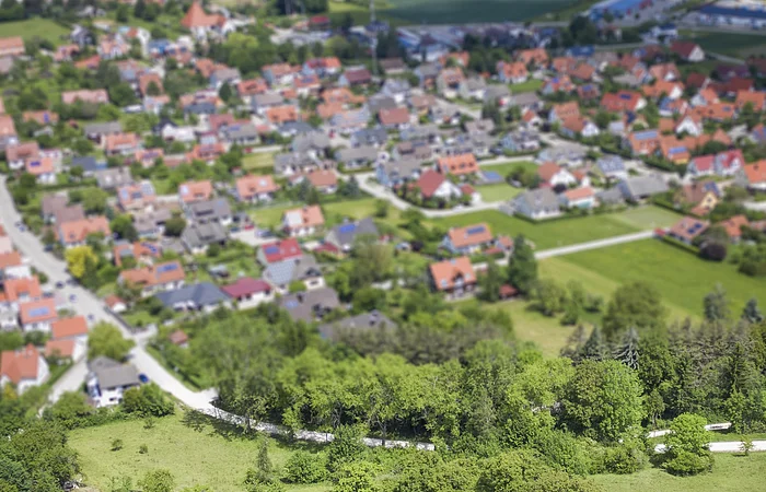 Von oben haben wir einen uneingeschränkten Blick auf das Naturschutzgebiet Buchleite und den Markt Berolzheim, der sich dahinter präsentiert.