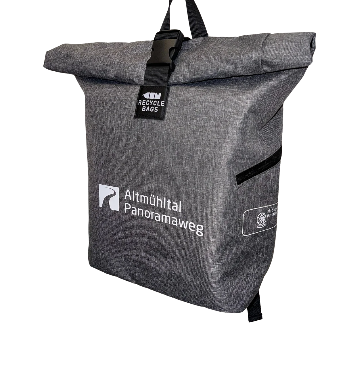 Der graue Rucksack aus Recyclingmaterial trägt die Aufdrucke "Altmühltal-Panoramaweg" und "Naturpark Altmühltal", jeweils samt Logo