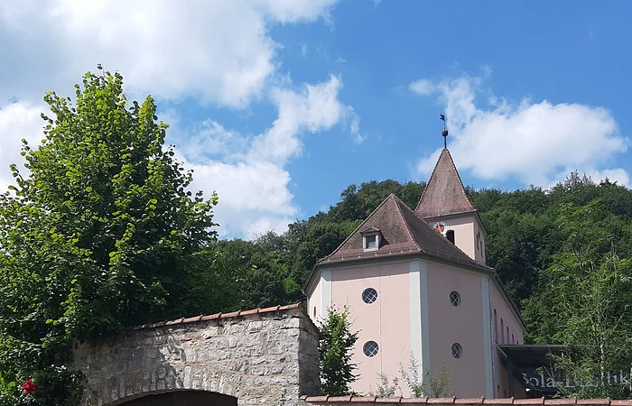Brunnen vor der Kirche