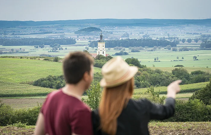 Ein paar genießt die Aussicht an der Zeitpyramide.