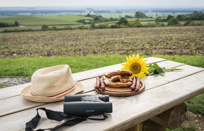 Ein Tisch an der Zeitpyramide mit Brezeln und Amerbacher Kracher.