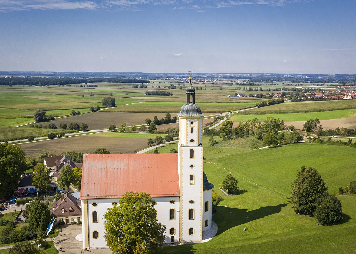 Weiter Blick auf das Ries mit der Wallfahrtsbasilika Maria Brünnlein im Vordergrund.