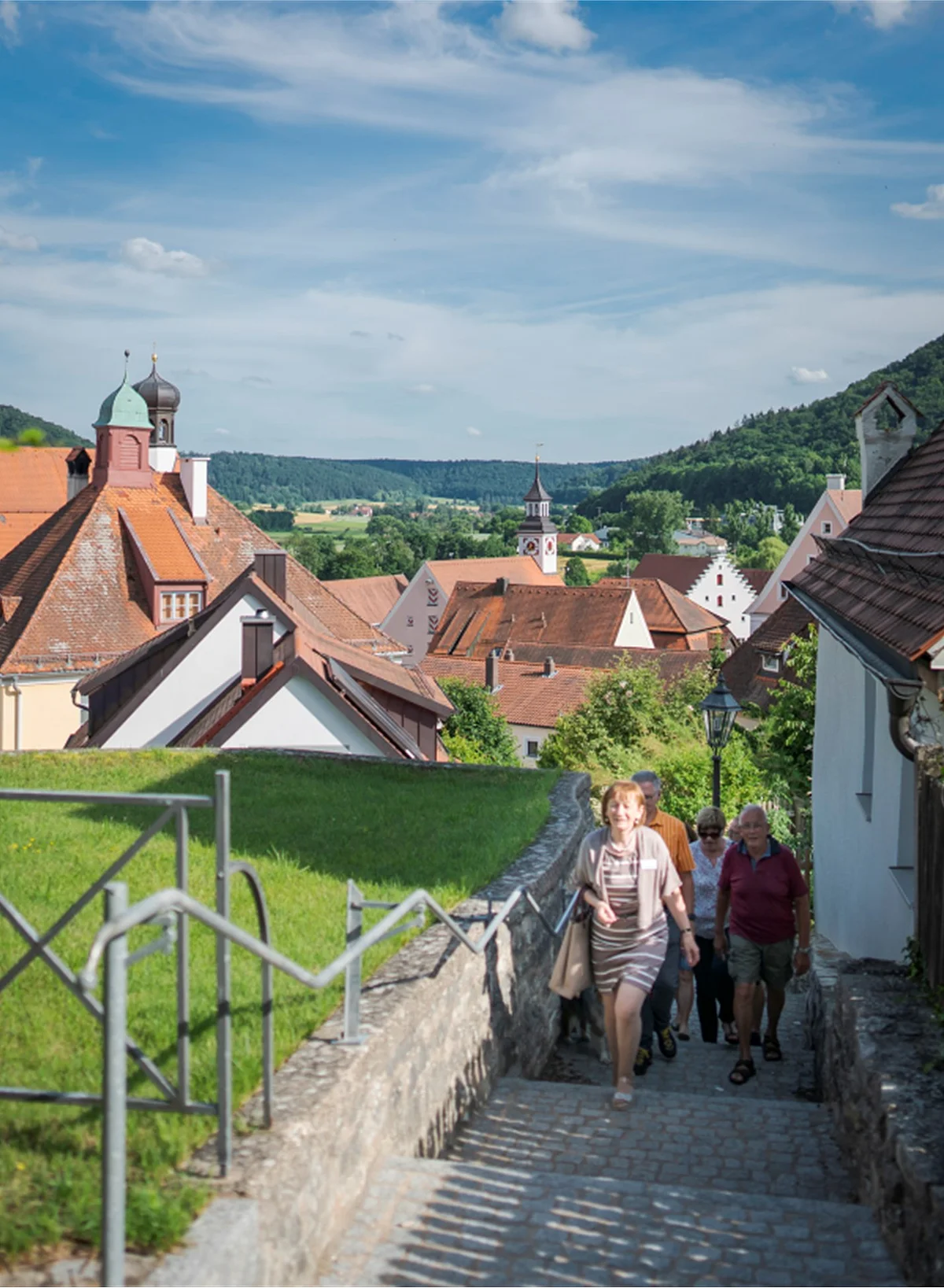 Gruppe bei einer Stadtführung in Greding unter dem Motto "Stadt der 21 Türme"