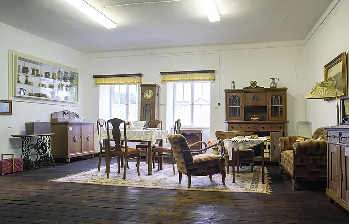 Aufnahme der Dauerausstellung des Museums Treuchtlingen mit Blick in die Abteilung Leben im 20. Jahrhunderts; Zu sehen sind eine Wohn- / Esszimmereinrichtung aus dem frühen 20. Jahrhundert.