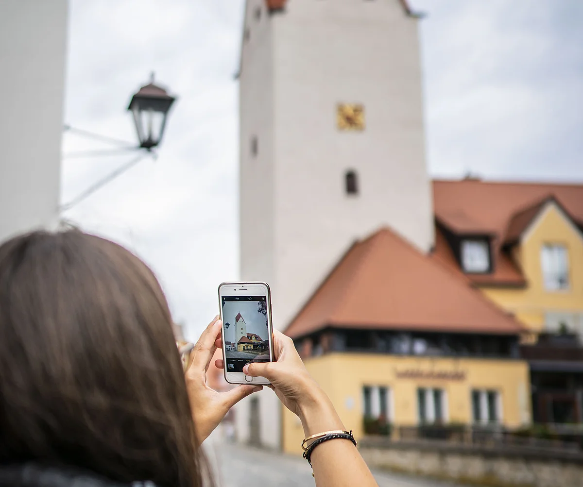 Eine Frau macht ein Foto vom Fuchsturm.