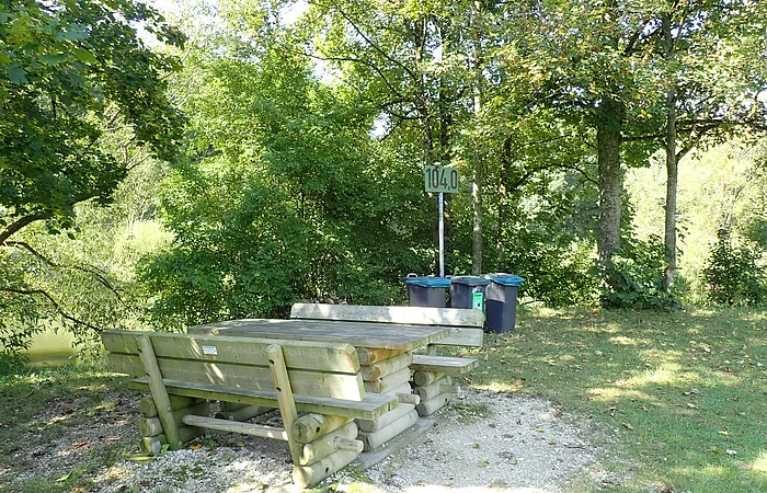 Holzbank mit Tisch und Möglichkeit zur Müllentsorgung an den Anlegestellen Hagenacker.