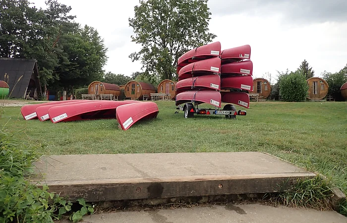 Kanus am Campingplatz direkt an der Anlegestelle.