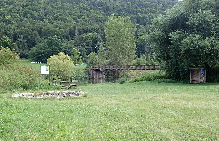 Rastplatz für Bootswanderer mit Sitzgelegenheit, Feuerstelle und Blick auf Altmühlbrücke Töging.