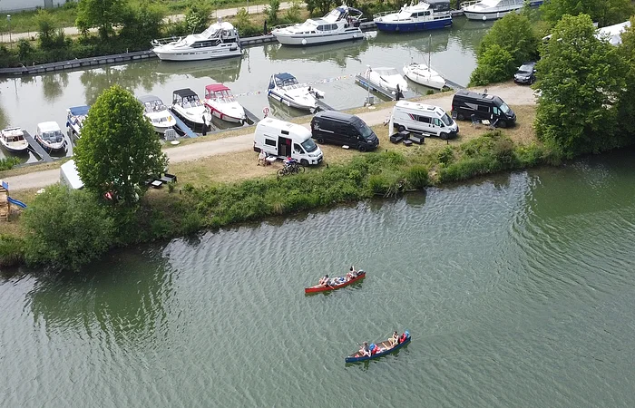 Wohnmobilstellplätze direkt am Wasser. Teilweise geschottert und teilweise mit Wiese als Untergrund