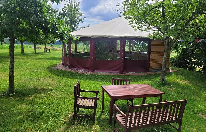 Pavillon mit Sitzgelegenheiten zum Schutz vor Regen, Sonne und Kälte