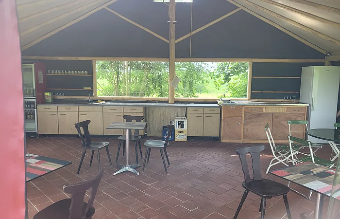 Küchenzeile mit Spülbecken und Kühlschränken für die Besucher