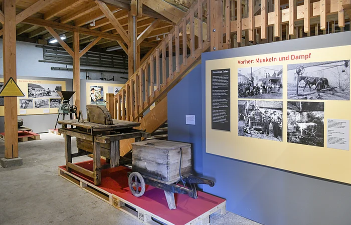 Bauernhöfe unter Strom. Elektrizität in der Landwirtschaft. Die Elektrifizierung der Bauernhöfe war eine Vision, die sich mit bei-spielloser Geschwindigkeit durchgesetzt hat. Sobald die Dörfer an das Netz der überregionalen Stromversorger angeschlossen waren – meist in den Jahren nach dem Ersten Weltkrieg – hielten die ersten Glühbir-nen und Elektromotoren Einzug auf den Bauernhöfen. Futterschnei-der, Schrotmühle, Kreissäge und Dreschmaschine konnten mit einem einzigen Motor angetrieben werden – eine wahrhaft utopische Errun-genschaft. ..Große Hoffnungen setzten die Stromanbieter in die Elektrifizierung der Außenwirtschaft, vor allem des Pflügens als der energieintensivsten Arbeit in der Landwirtschaft. Man experimentierte mit Seilpflügen, die analog zum Dampfpflug von Elektro-Lokomobilen gezogen wurden. Doch die Technik erwies sich als zu teuer und umständlich. Vor allem .das Problem der Stromversorgung ließ alle Anstrengungen der Groß-konzerne AEG und Siemens im Sande verlaufen. ..Mit dem Aufkommen des Ackerschleppers schien dieses Kapitel tech-nischer Visionen abgeschlossen. Doch gegenwärtig erlebt die Idee der E-Mobilität in der Landwirtschaft eine Renaissance.