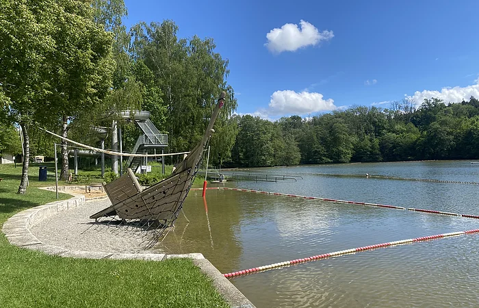 Kinderspielplatz mit Boot am Wasser