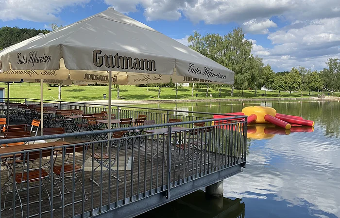 Blick auf die Seeterrasse am Weiher