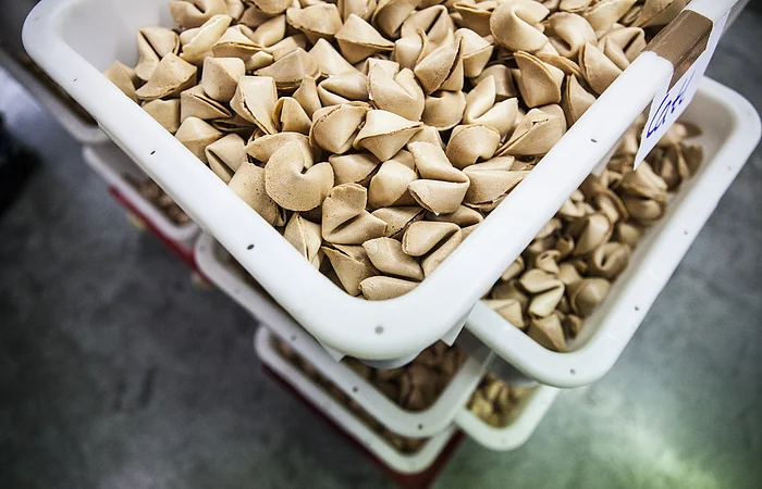 Bad Abbach: In Bayerns groesster Glueckskeks-Fabrik. Raphael Schaefer, Nachfolger seines Vaters Ralf in der eigenen kleinen Produktion.