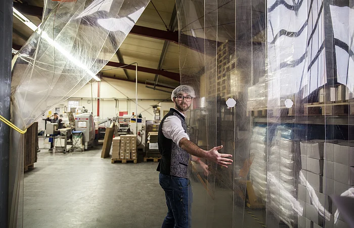 Bad Abbach: In Bayerns groesster Glueckskeks-Fabrik. Raphael Schaefer, Nachfolger seines Vaters Ralf in der eigenen kleinen Produktion.