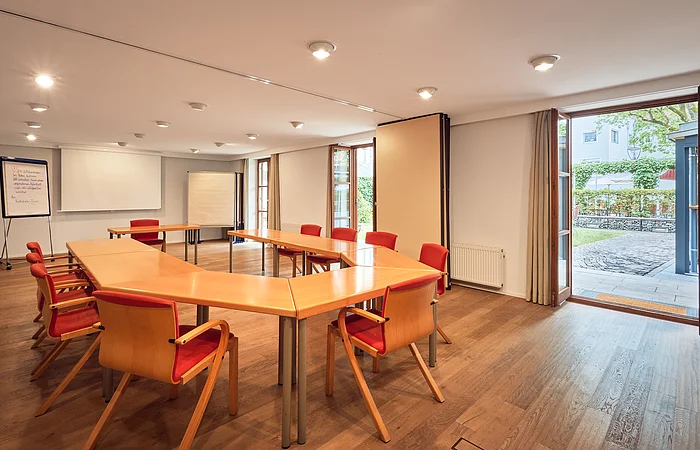 Die Holztische sind in U-Form aufgestellt.