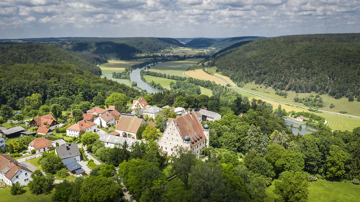 Blick ins Altmühltal bei Obereggersberg Im Vordergrund ist das Örtchen Obereggersberg mit seiner mächtigen Schlossanlage zu sehen - umgeben von Wald. Im Hintergrund öffnet sich der Blick ins Altmühltal und auf den Main-Donau-Kanal
