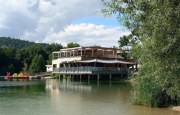 Das Restaurant liegt idyllisch direkt am Kratzmühlsee.