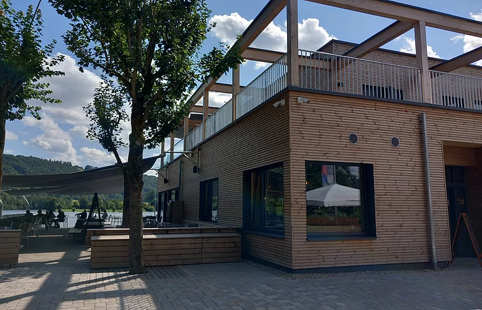 Das Restaurant liegt idyllisch direkt am Kratzmühlsee.