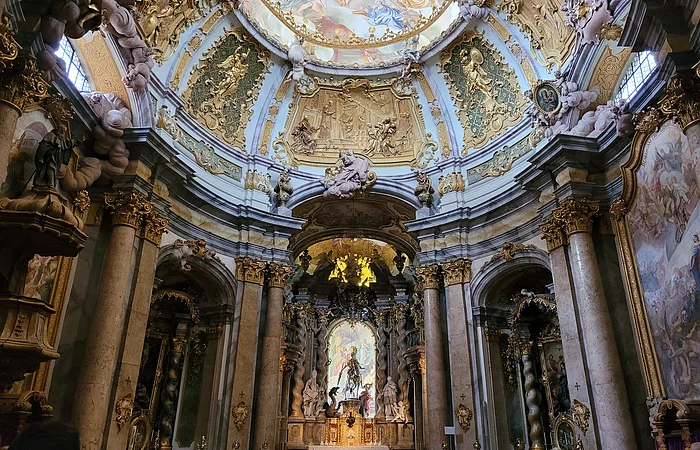 Die Abteikirche zählt zu den bedeutendsten des europäischen Barocks. Der Innenraum wirkt am Schönsten in den frühen Morgenstunden.