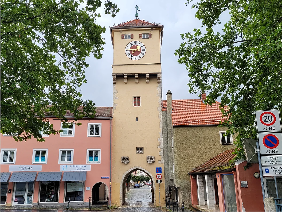 Donautor Kelheim Das Donautor ist ein historisches Tor, das Teil der Stadtbefestigung war, durch das man in die Innenstadt gelangt.