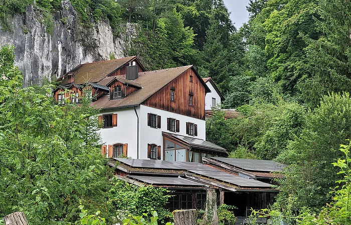 Das Museum liegt liegt im Grünen. Im Rücken die Felsen. Es werden Fundgegenstände aus der letzten Eiszeit ausgestellt.