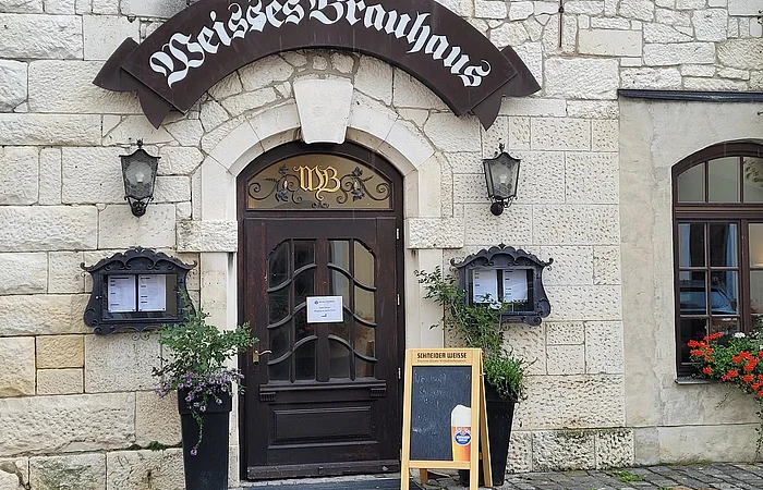 Die Gebäude bestehen zum Teil seit 1607. Hier sieht man den Eingang mit dem Schriftzug und den Lampen rechts und links