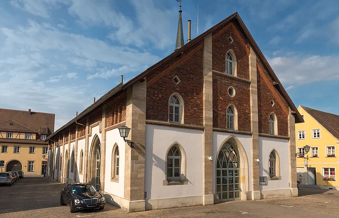 Alte Kunstschranne von außen, alte Getreideschranne, auf den Fundamenten einer ehemaligen Kirche.