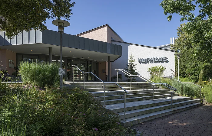 Die steinerne Treppe, umgeben von Grün, führt zum Kurhaus.