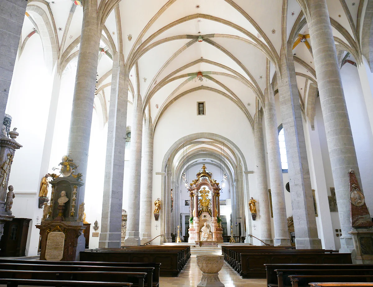 Dom zu Eichstätt Blick auf den Taufstein und die Statue des Hl. Willibald im Eichstätter Dom