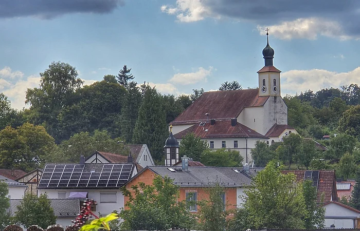 Die Waltinger Kirche von weitem zu sehen, wie sie über die Dächer herausragt.