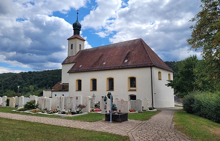 Die Kirche bei strahlend blauem Himmel zu sehen.