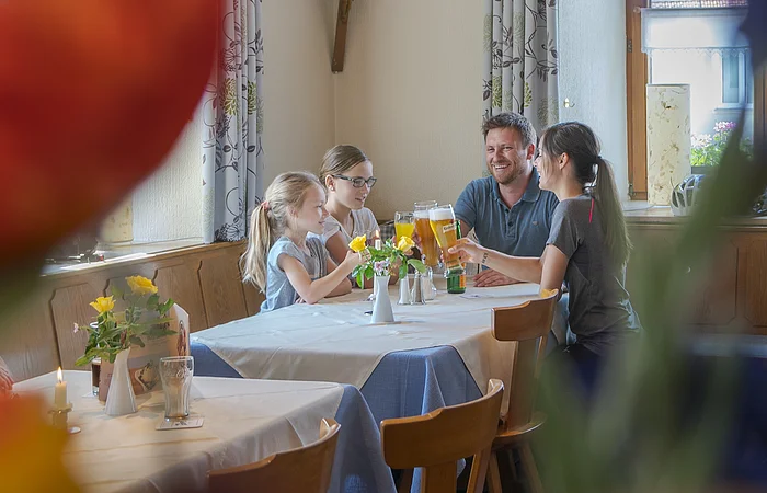 Eine Familie bei einer gemütlichen Einkehr im Gredinger Gasthaus Krone.