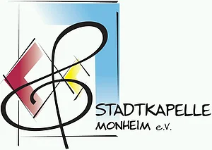 Logo der Stadtkapelle Monheim e.V. mit stilisiertem Notenschlüssel und geometrischen Formen in Rot, Gelb und Blau.