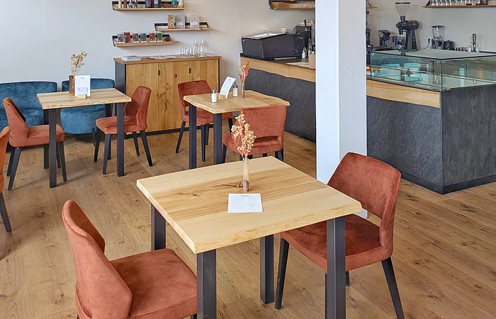 Erlebe bei uns puren Genuss – von der Bohne bis zum fertigen Schokoladenkuchen!
Entdecke Kakao mit allen Sinnen. Unsere einzigartige Kakaobar vereint edlen Kakao mit feinen Aromen in gemütlichem Ambiente für dich. 
Genieße handgemachte Patisserie, feine Trinkschokolade, raffinierte Schokoladen- und Kakaokreationen sowie ein saisonales Frühstücksangebot und aromatischen Kaffee – all das in der gemütlichen Atmosphäre de s Cafés Rose Kakao .
Unsere Partner aus der Region beliefern uns regelmäßig mit frischen Zutaten wie Eiern, Mehl, Butter und vielem mehr. So kannst du bei jedem Bissen und jedem Schluck den Unterschied schmecken. 
Ehrlich, hochwertig und mit ganz viel Liebe gemacht. 
Komm vorbei und lass dich von der süßen Seite des Lebens verführen!