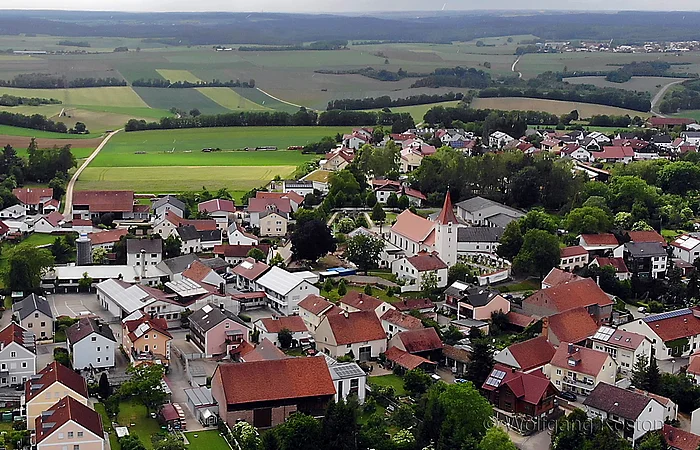 Luftbild des Ortes Böhmfeld mit Blick auf die katholische Kirche Sankt Bonifatius